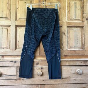 Lululemon 6 Blue Black Cropped Leggings Mesh Details Pockets Capri Printed‎